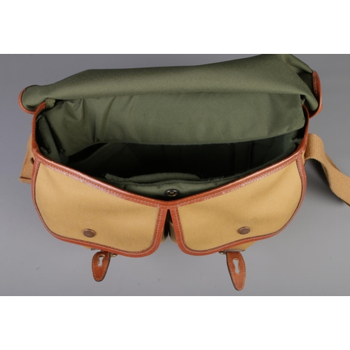 119 - A Billingham Hadley Small Camera Bag, marked internally as 'Hadley K/Tan Batch:14905'

Approx
Hx26cm... 