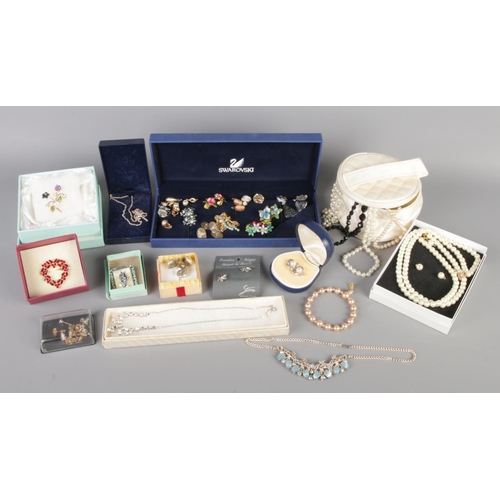 125 - A good collection of vintage costume jewellery, including necklaces, earrings, cufflinks, brooches, ... 