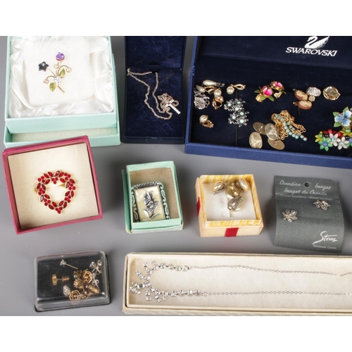 125 - A good collection of vintage costume jewellery, including necklaces, earrings, cufflinks, brooches, ... 