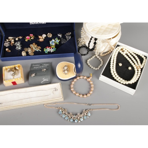 125 - A good collection of vintage costume jewellery, including necklaces, earrings, cufflinks, brooches, ... 