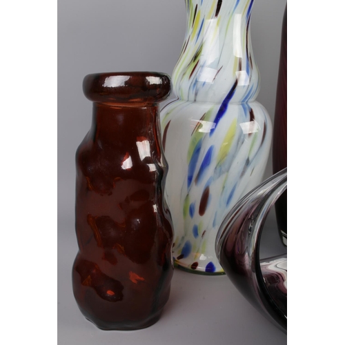 29 - A collection of assorted art glass to include amber glass vase, carnival glass and Murano style exam... 