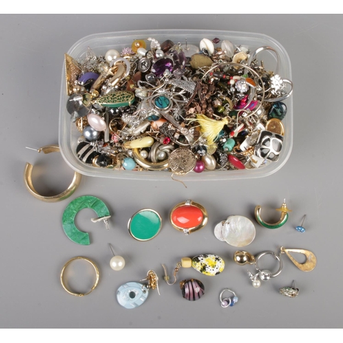 65 - A very large collection of single costume jewellery earrings of all styles to include clip on, drop,... 