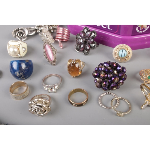 69 - A tub of assorted costume jewellery to include necklaces, bracelets and a large quantity of dress ri... 