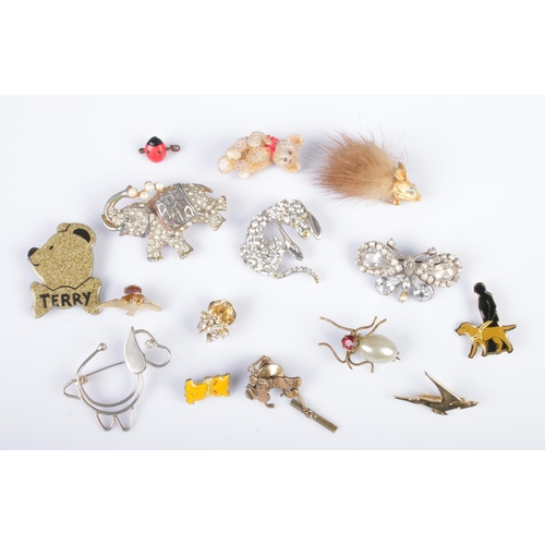 71 - A collection of assorted animal and insect themed costume jewellery brooches/tie tacks to include Mi... 