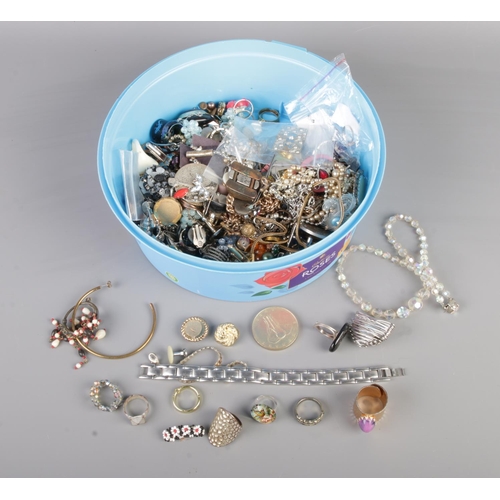 75 - A tub of assorted costume jewellery to include single silver ring, bracelets, pendants, necklaces an... 