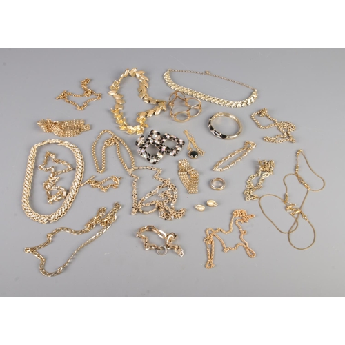 89 - A small tray of gold tone jewellery including necklets, bracelets, earrings, rings etc