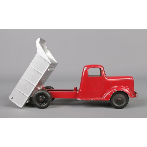 66 - A vintage American TootsieToy dump truck. Length 14cm.