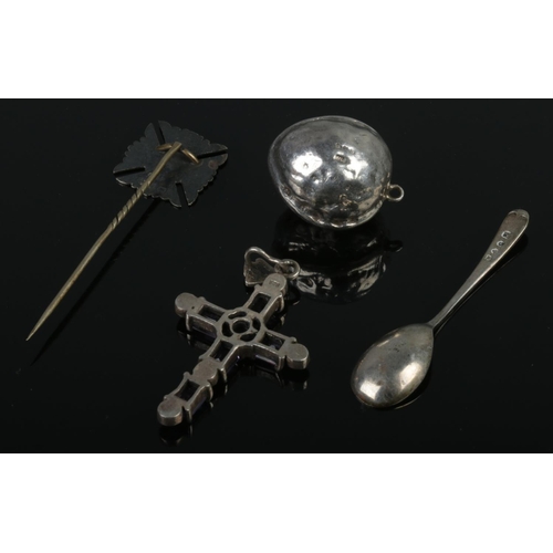 474 - Three sterling silver items (total weight 29.7g), alongside a silver-plated spoon.