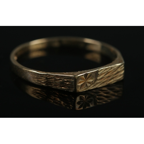 469 - A 9ct gold flat top ring, fully hallmarked, size R, weight 1.4g.