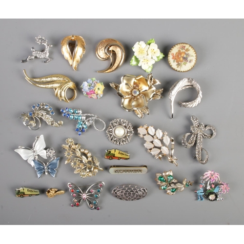 76 - A collection of costume jewellery brooches and clips, to include floral, butterfly and marcasite set... 