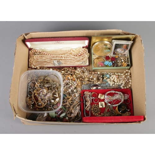 81 - A tray of assorted costume jewellery, to include simulated pearls, beaded necklaces, dress rings, br... 