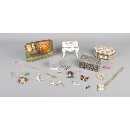 98 - A quantity of collectables and jewellery. To include silver bird brooch, trinket boxes, earrings, re... 