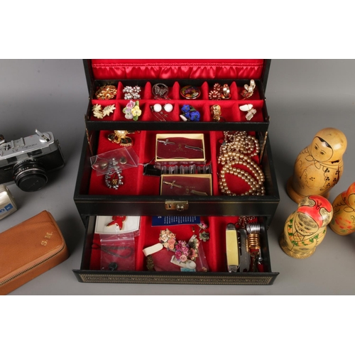 30 - A Mele cantilever jewellery box with contents of mainly costume jewellery, together with a small qua... 
