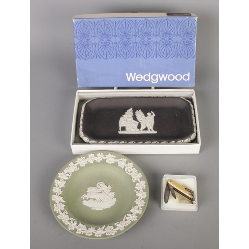 53 - A group of collectables, including five vintage coins, five British Museum BMPL replica Lewis chess ... 