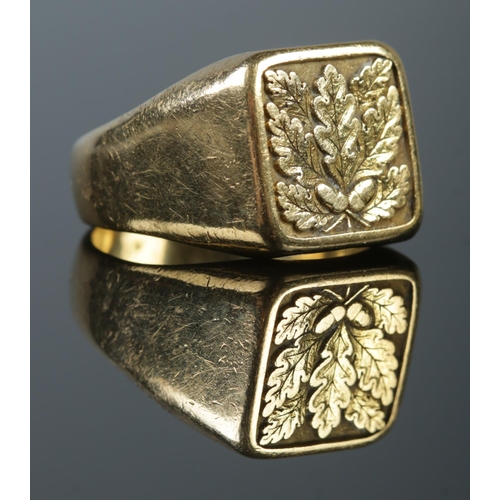 A large 18ct gold signet ring with panel depicting acanthus leaves and ...