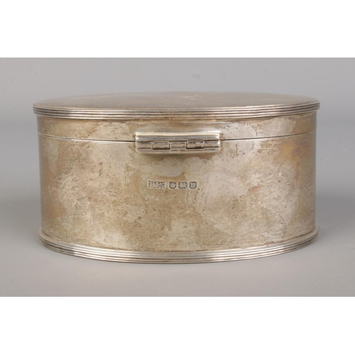 158 - A George V silver trinket box of oval form, with hinged lid. Assayed Sheffield 1914 by Brook & Son. ... 