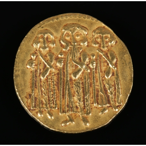 169 - An Arab Byzantine gold Solidus. Diameter 2.1cm. 4.2g.