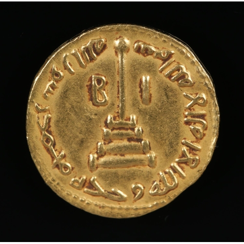169 - An Arab Byzantine gold Solidus. Diameter 2.1cm. 4.2g.