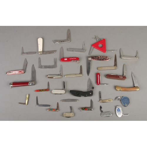 23 - A good collection of assorted pocket knives to include Richards of Sheffield, Rodgers, Essex Cutlery... 