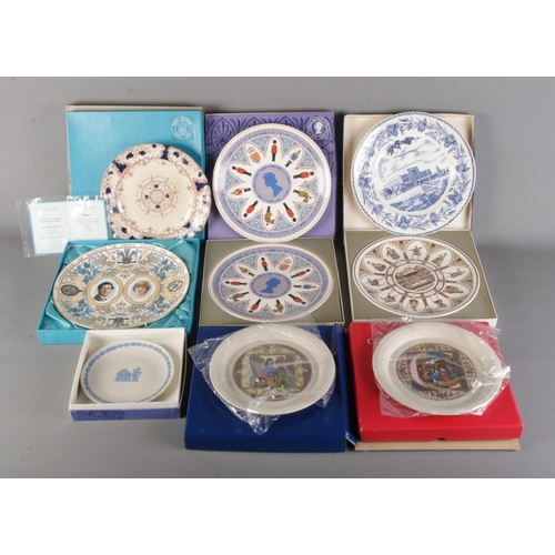 132 - A collection of mainly boxed cabinet plates including Hornsea Christmas Plate 1980 and 1979, Shakesp... 