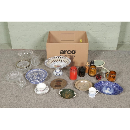139 - A box of mixed collectables including cut glass, antique ceramics including coalport, advertising ju... 