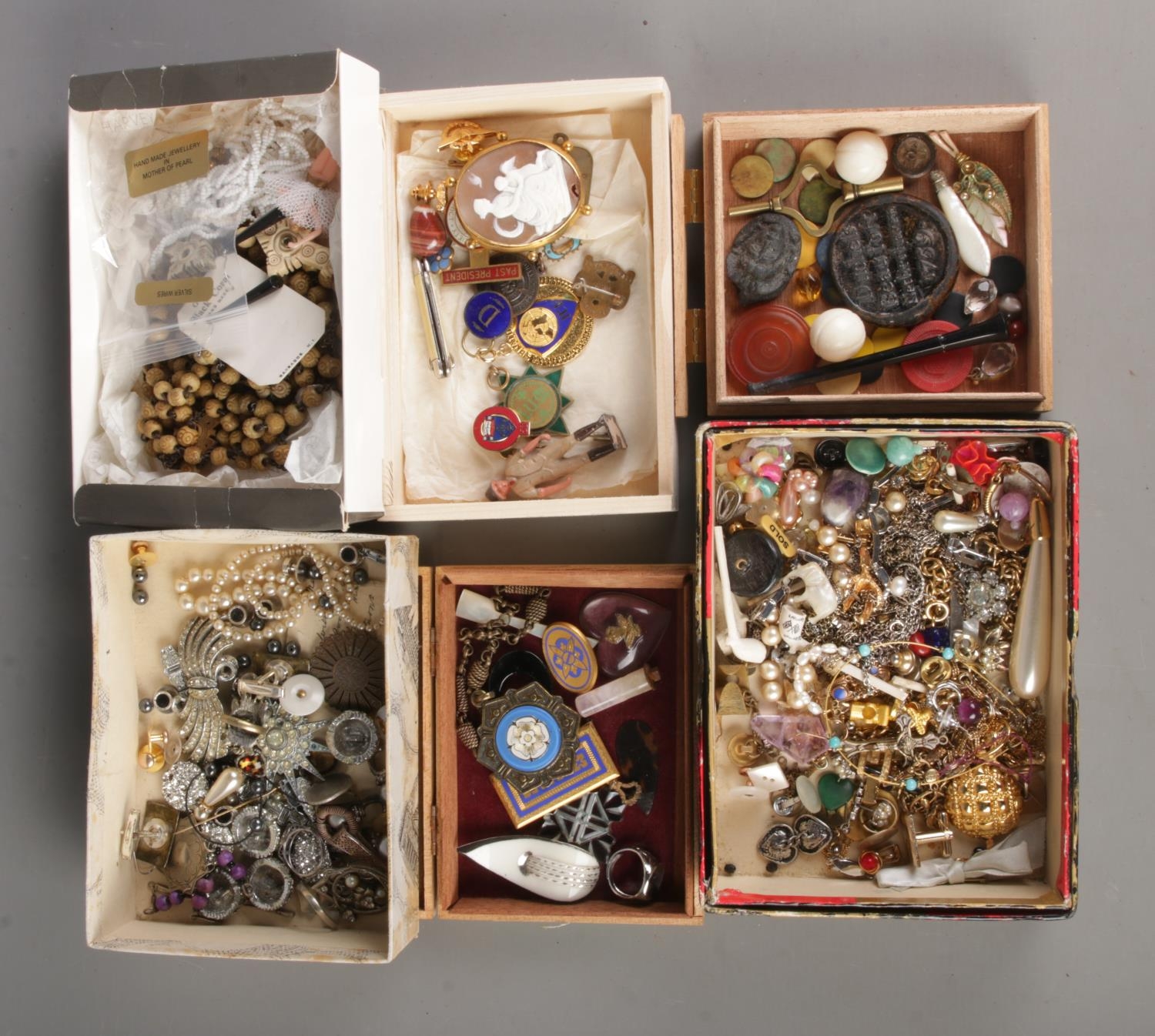 A good collection of costume jewellery and collectable oddments