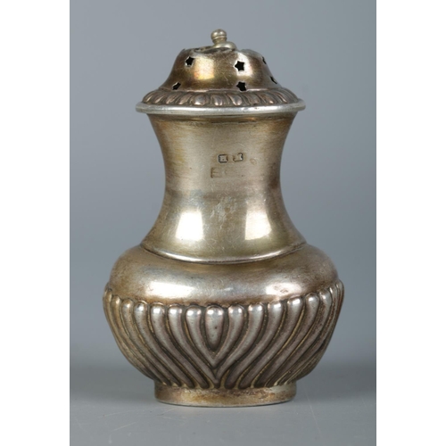 465 - A small silver pepperette, for scrap or repair. Bearing partial hallmarks for Birmingham, 1903. Tota... 