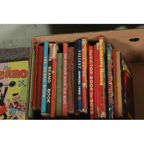 131 - A collection of assorted vintage books; The Beano Books, The Topper Books, Huckleberry Hound, The Vi... 