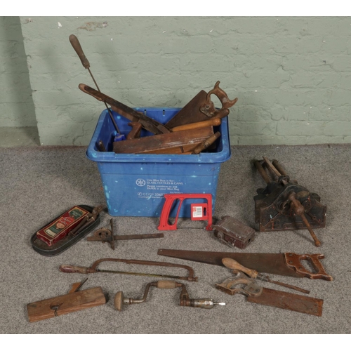 146 - A box of assorted hand tools to include saws, chisels, planes, etc. Along with a Record No.58 vice.