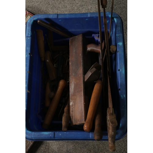 146 - A box of assorted hand tools to include saws, chisels, planes, etc. Along with a Record No.58 vice.
