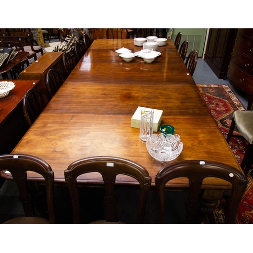 545 - VICT. MAHOG. DINING TABLE + 3 LEAVES

363 long, 153cm wide, 72cm high