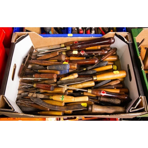 467 - LARGE QUANTITY OF VINTAGE CHISELS