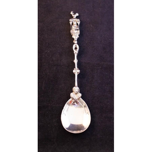 12 - 4 DECORATIVE SILVER SPOONS  IN CASE . LONDON 1901 . 150 GRAMS