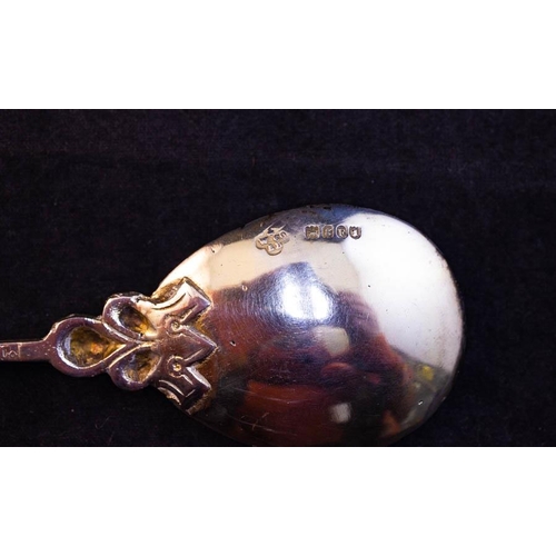 12 - 4 DECORATIVE SILVER SPOONS  IN CASE . LONDON 1901 . 150 GRAMS