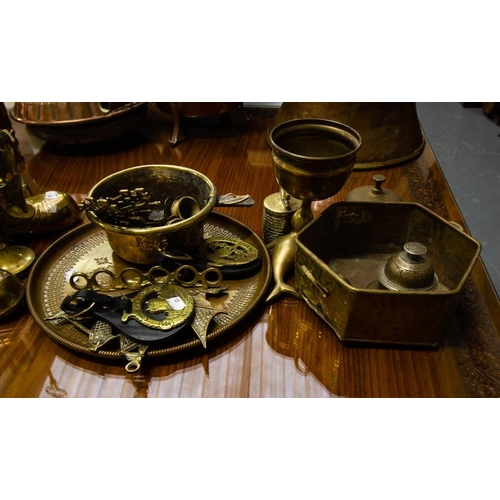 224 - COLLECTION OF BRASS ITEMS