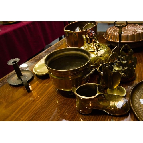 224 - COLLECTION OF BRASS ITEMS