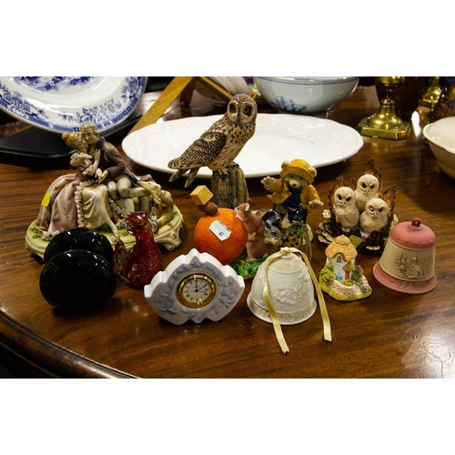 41 - 2X PORCELAIN GROUP LADY + GENT FIGURES, BIRD FIGURES, ETC + EMPIRE STYLE TABLE LAMP AF