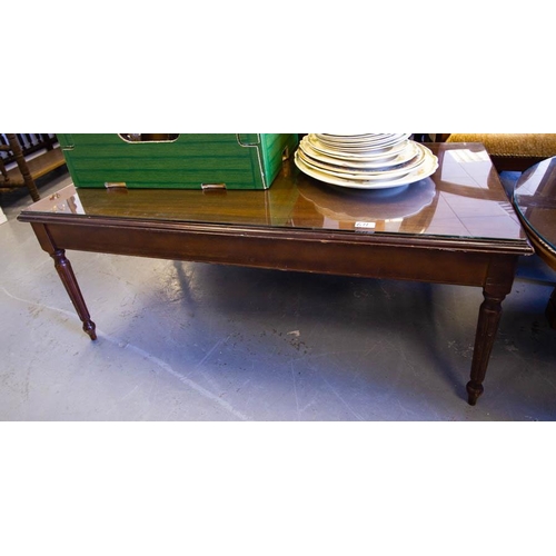 611 - OBLONG COFFEE TABLE WITH GLASS TOP