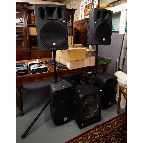 226 - 2 SPEAKERS ON STAND + 3