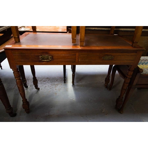 495 - EDWARDIAN WALNUT WRITING TABLE WITH 2 DRAWERS. 102 X 47CM X 77CM HIGH