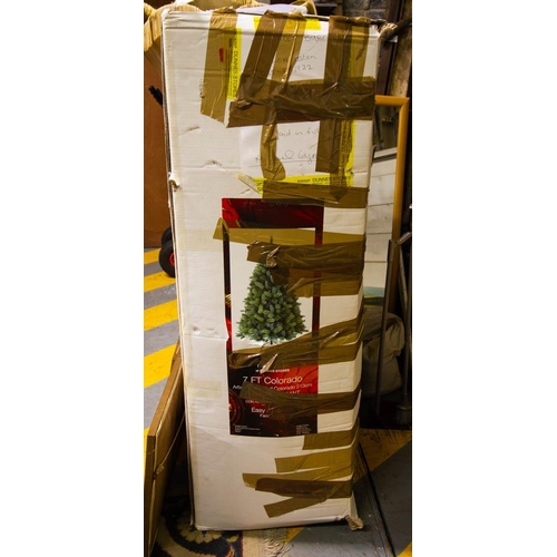 552 - 7FT CHRISTMAS TREE IN BOX + 4 SMALL NATIVITY CRIBS