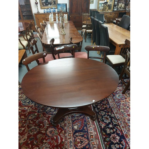 352 - VICTORIAN MAHOGANY OVAL DINING TABLE ON POD 
PROVENANCE : OWNED BY THE LATE FORMER TAOISEACH GARRET ... 