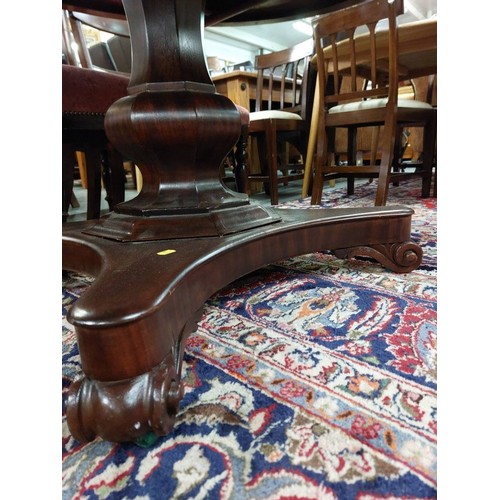 352 - VICTORIAN MAHOGANY OVAL DINING TABLE ON POD 
PROVENANCE : OWNED BY THE LATE FORMER TAOISEACH GARRET ... 