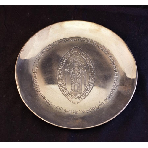 318 - 4X 1975 ST PATRICKS CATHEDRAL COMMEMORATIVE SILVER PLATES 9.5OZ - 2 SCRATCHED