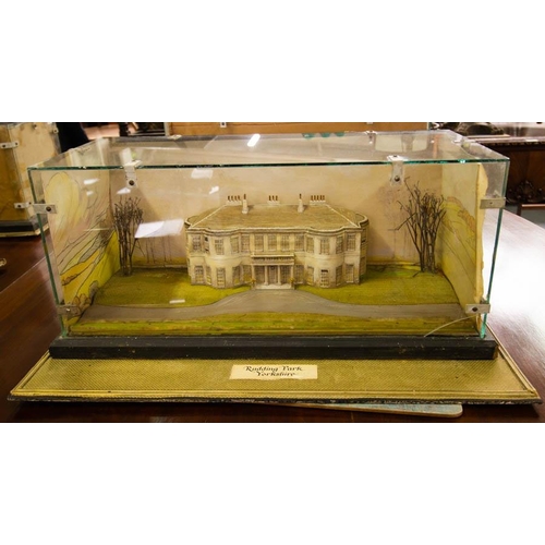 420 - SET OF 4 PERSPEX CASED DIORAMA MODEL HOUSES BY BROUN-MORISON OF UK HOUSES - DORCHESTER HOUSE LONDON,... 