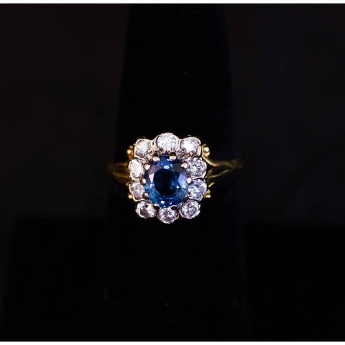 335 - 18K GOLD OVAL SAPPHIRE + DIAMOND CLUSTER RING - 10 DIAMONDS