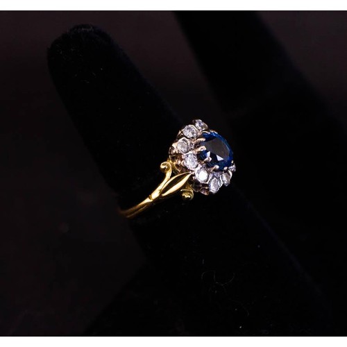 335 - 18K GOLD OVAL SAPPHIRE + DIAMOND CLUSTER RING - 10 DIAMONDS