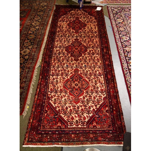 320 - CREAM + RED GROUND HAMADAM RUNNER 295 X 120CM