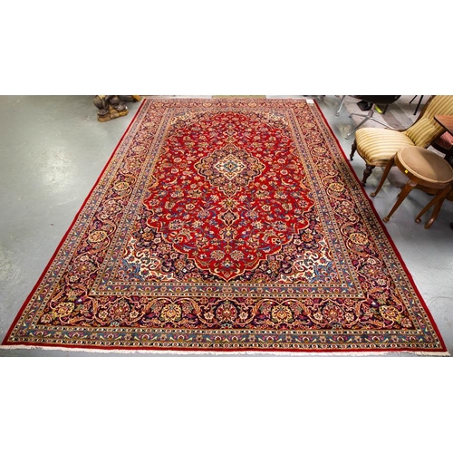 FINE WOVEN PERSIAN KASHAN RUG WITH SIGNATURE. 378 x 272CM