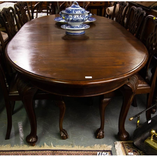 194 - OVAL MAHOGANY DINING TABLE WITH 2 EXTRA LEAVES 165 X 124 CM - 38CM EACH LEAF